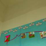 Il dirigente ci conduce ora per i corridoi, facendoci notare come le alte mura dal soffitto a volta presentino due sfumature di colore diverso: un giallo candido nella parte inferiore e un grigio �sporco� in quella superiore. �Questo perch� la pitturazione l�abbiamo fatta noi, con le nostre forze�, spiega 